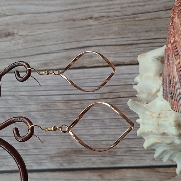 18KT GOLD PLATED TWISTED GEOMETRIC DANGLE EARRINGS - Picture 1 of 7